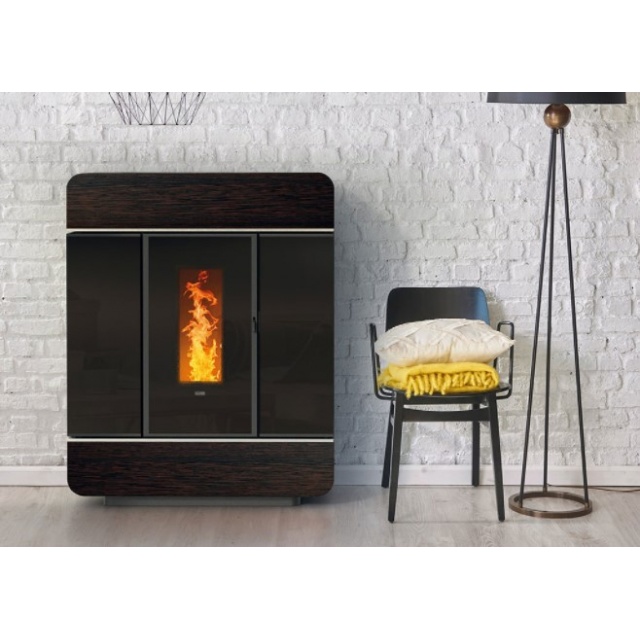 Soba pe peleți KLOVER DIVA SLIM WOOD putere 18,40 KW,inspecție frontală totală
