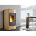 Soba pe peleti Piazzetta P988 TH încălzește și camera prin radiație, sporind din plin toată plăcerea focului