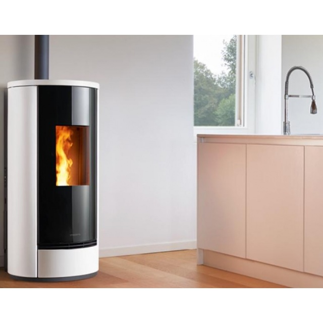 Soba pe peleti Piazzetta P230 T 3,9 - 11 kW clasa energetică A+, instalare la nivel de perete/colț și placată cu maiolica