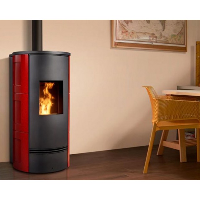 Soba pe peleti Piazzetta P920 K 3,3 - 8,5 kW clasa energetică A+,pentru instalare la nivel de perete/colț și placată cu maiolica