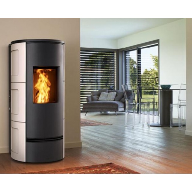 Soba pe peleti Piazzetta P930 K 3,9 - 11 kW caracterizată prin prelucrare rafinată și prin decorațiunile sale din majolica